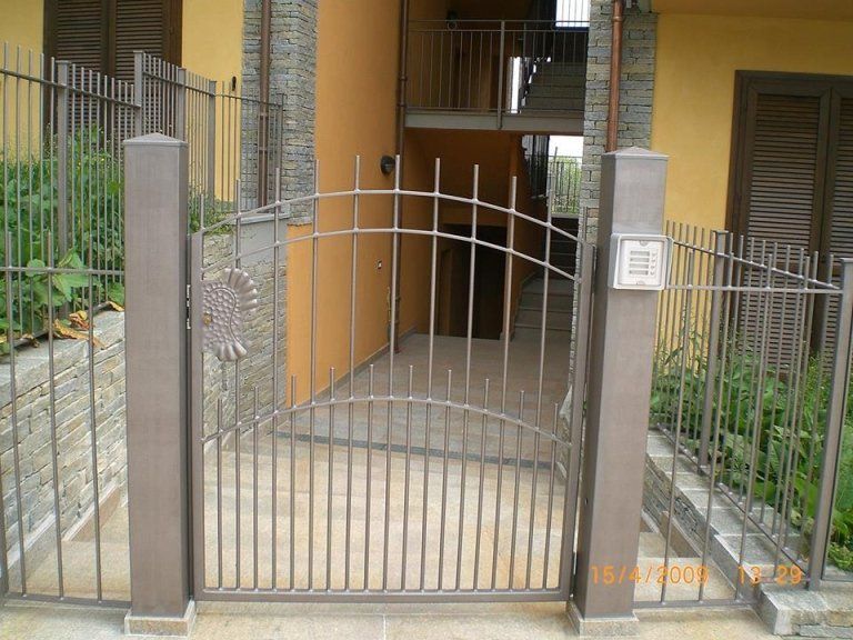 Cancelletto con sbarre di ferro all'entrata di un'abitazione