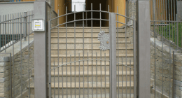 Cancelletto in ferro all'entrata di una casa