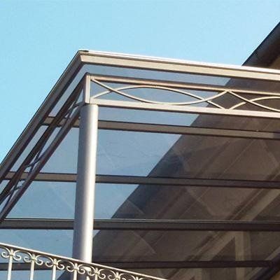 Dettaglio di un parasole su una terrazza