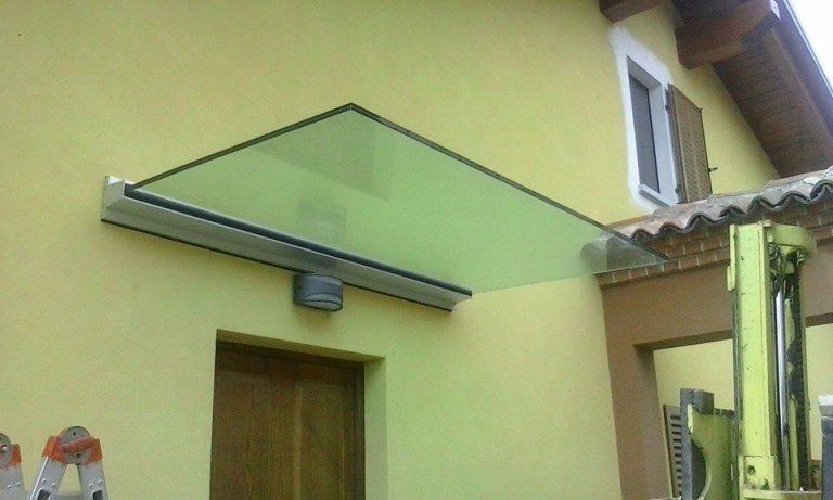 Pensilina semitrasparente su porta