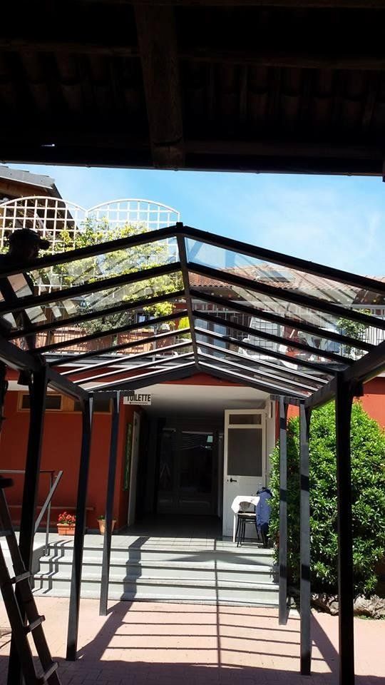 Pensilina all'ingresso di una casa