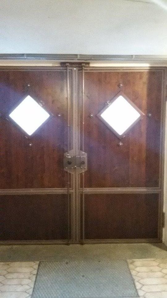 Porta a due ante in legno