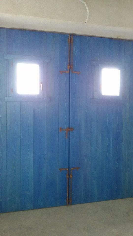 Porta a due ante con verniciatura blu