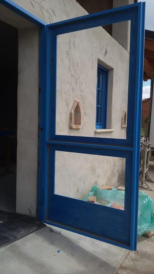 Porta ad anta singola aperta