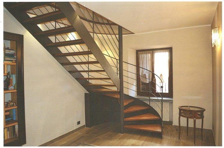 Scale in legno all'interno di un appartamento