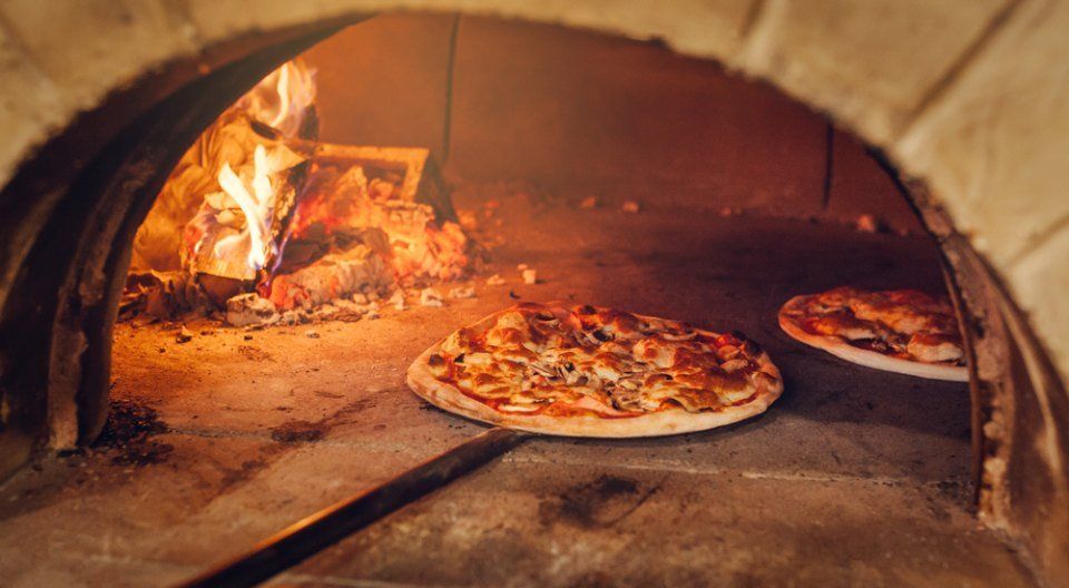 pizza in un forno a legna