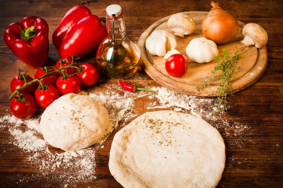 focaccie fresche circondate da pomodori