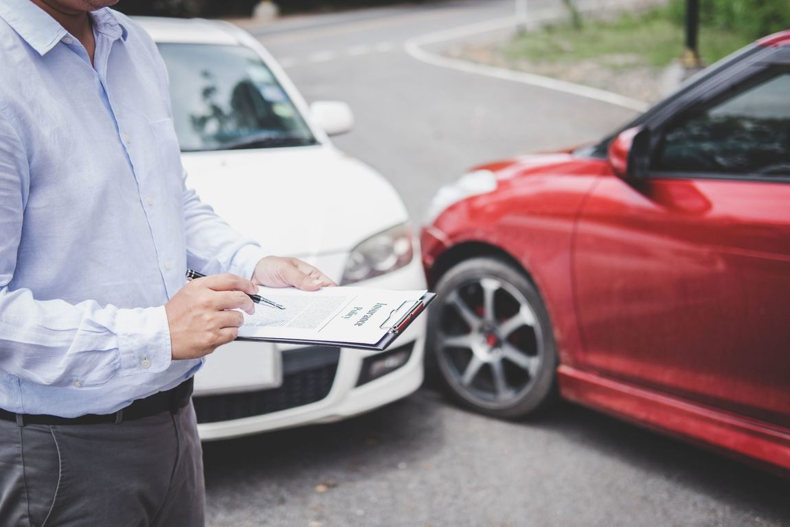 operaio che si infortuna durante il lavoro