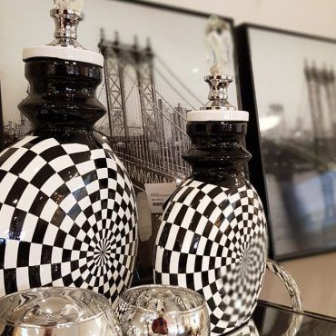 Alguns vasos xadrez preto e branco sobre uma mesa