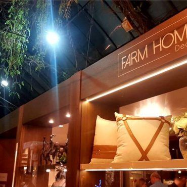 Uma loja com uma placa que diz decoração de casa de fazenda