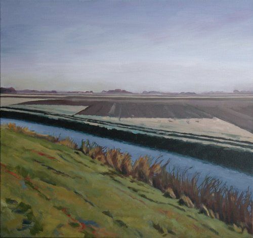 Een landschapsschilderij van een vaart met donkere, vlakke, open velden onder een wazige hemel.