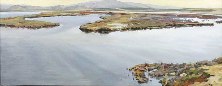 Een breed, panoramisch schilderij van een waddengebied en in de verte wazige bergen.