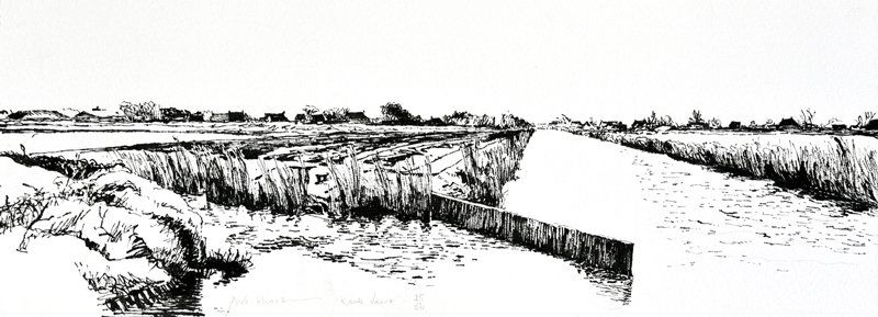 Een contrastrijke zwart-wit schets van een kanaal dat door moerassig, vlak land loopt, met laagbouw in de verte.