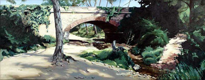 Een olieverfschilderij van een stenen brug over een kleine, schaduwrijke beek, omgeven door groen en zonovergoten  oevers.