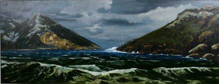 Een panoramisch olieverfschilderij van een woelige, donkere zee tussen twee bergen onder een stormachtige, bewolkte hemel.