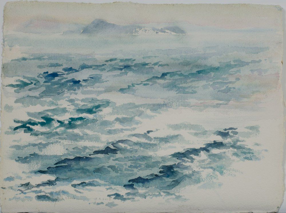 Een aquarel van een woelige, blauwgrijze oceaan onder een bleke, mistige hemel met vage, verre bergen aan de horizon.