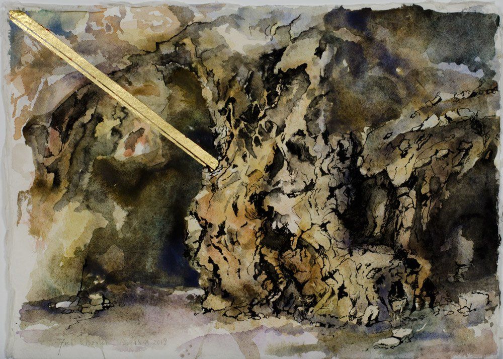 Een aquarel van een grot  in aardetinten onder een enkele diagonale gouden lijn.