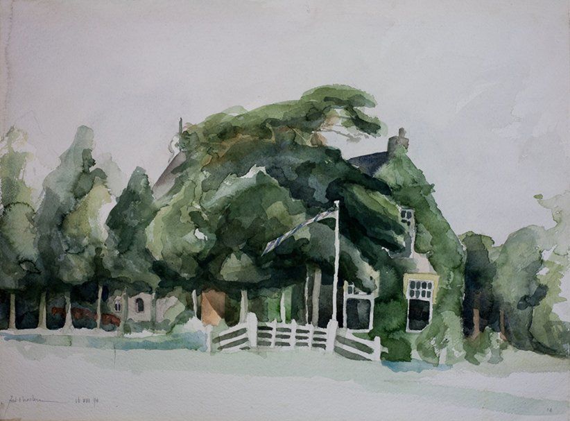 Een aquarel van een huis dat verborgen ligt achter dichte, lommerrijke bomen en een wit hek onder een bleke hemel.