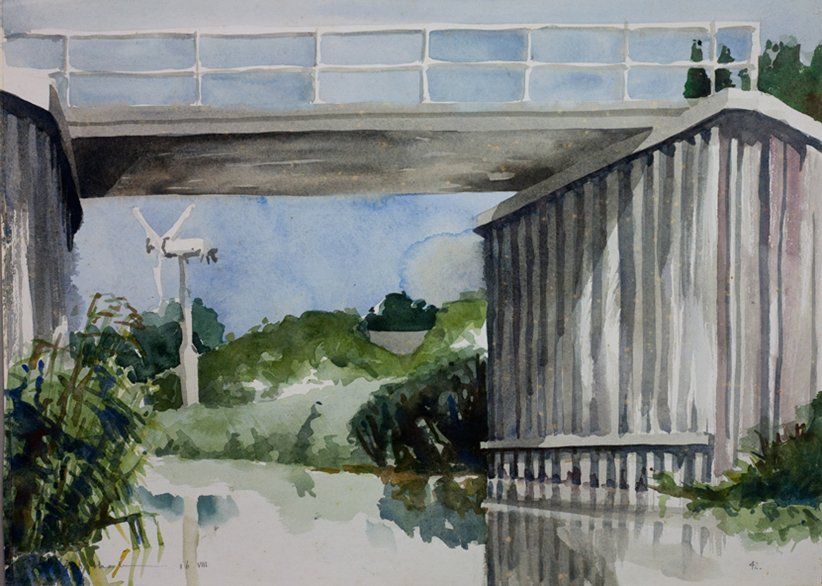 Aquarel van een brug over een rustig kanaal, met een windmolen zichtbaar op de weelderige groene achtergrond.