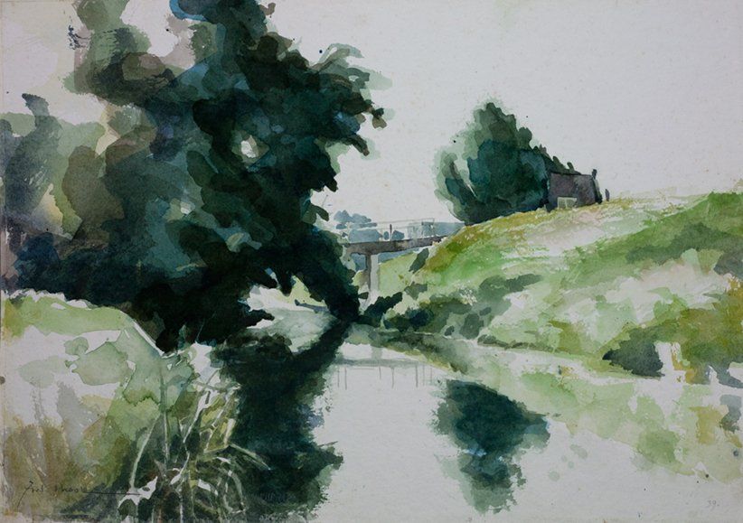 Een aquarel van een rustige beek die donkergroene bomen en een grasrijke oever weerspiegelt, met een brug in de verte.