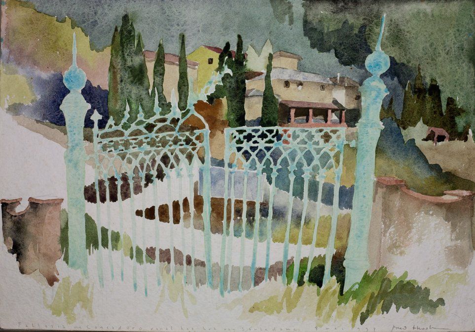 Een aquarel van een blauw, sierlijk smeedijzeren hek, afgebeeld tegen een rustieke, mediterrane gebouw en bomen.