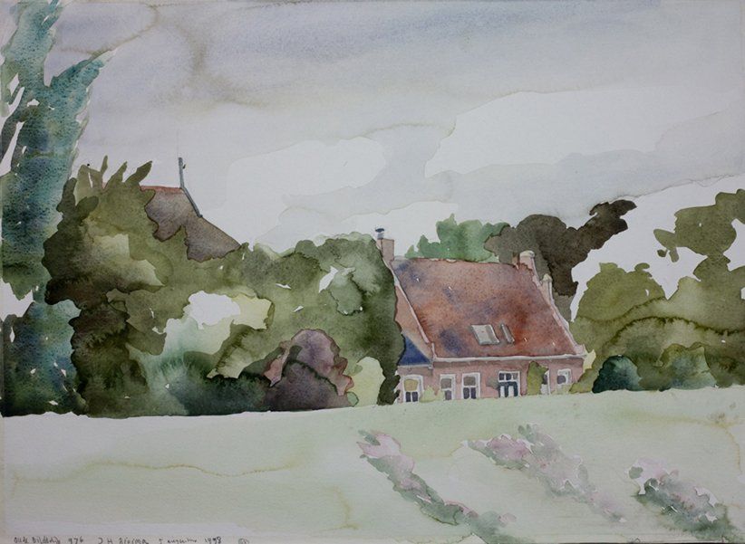 Een aquarel van een huis verscholen achter donkergroene bomen onder een zacht bewolkte hemel, tegen een bleke achtergrond.