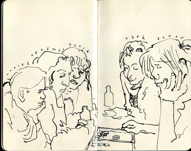 Een lijntekening in een schetsboek toont vijf mensen die rond een tafel zitten, naar elkaar toe gebogen en geconcentreerd een spel spelen.