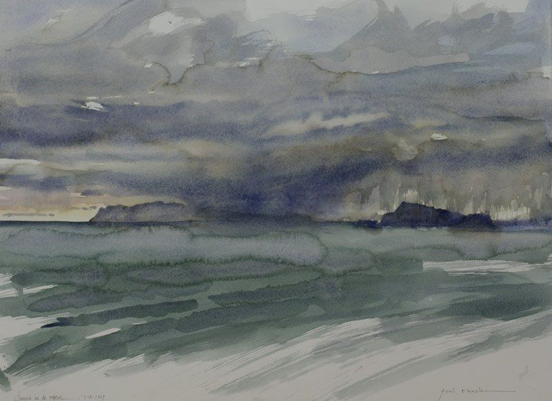 Aquarel van een stormachtige baai met zware, grijsblauwe wolken die boven de silhouetten van eilanden in de verte hangen.