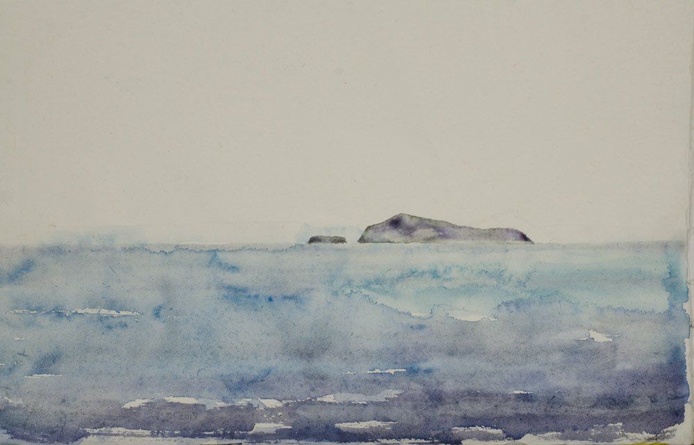 Aquarel van een kalme, blauwe oceaan die zich uitstrekt naar een eiland in de verte aan de horizon, onder een bleke hemel.