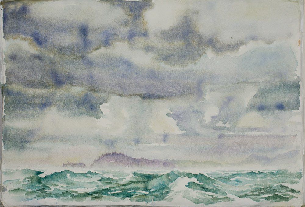 Aquarel van een woelige, groene zee onder een zware, bewolkte hemel met een wazige kustlijn in de verte.