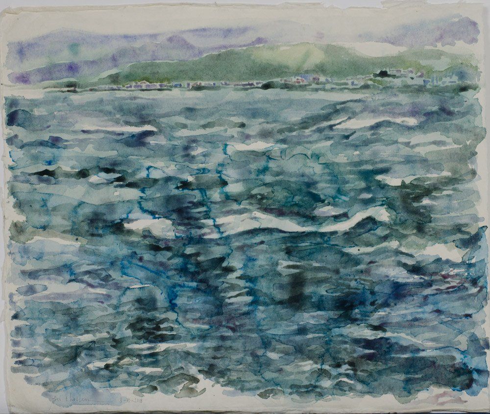 Een aquarel toont woelig, donkerblauw water op de voorgrond, met daaronder een wazige groene kustlijn en heuvels in de verte.
