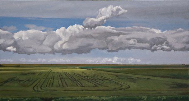 Een landschapsschilderij van een  groen wad onder een uitgestrekte hemel vol dramatische, gelaagde witte en grijze wolken.
