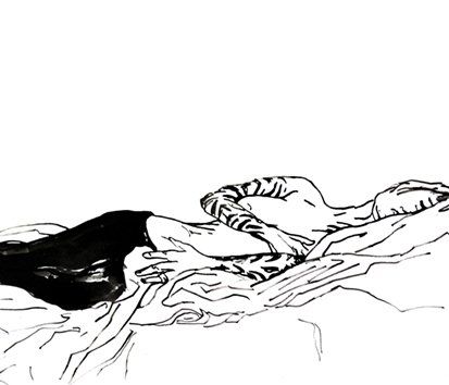 Een lijntekening van een persoon met getatoeëerde armen die op zijn zij in bed ligt en zijn hoofd op zijn hand laat rusten.