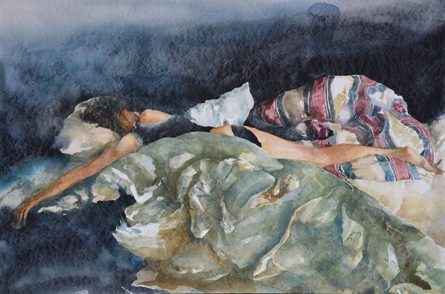 Een aquarel van een figuur die in bed ligt, bedekt met een groene deken met structuur, tegen een donkere, sombere achtergrond.