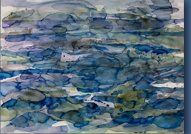 Aquarel van kabbelend water in blauwe, groene en grijze tinten, met abstracte, cirkelvormige figuren.