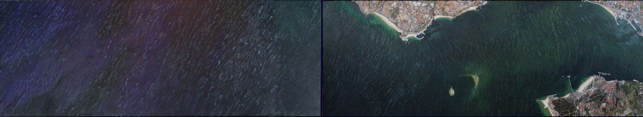 Satellietbeeld van de  donkere, glinsterende uitgestrektheid van diep water langs een kustgebied met stedelijke bebouwing.