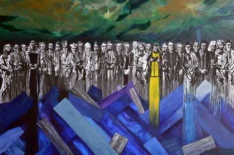 Een menigte figuren staat voor abstracte blauwe rechthoekige vormen, tegen een donkere, stormachtige, groenachtige hemel.