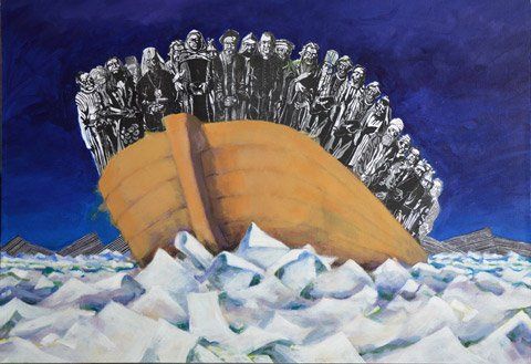 Een houten boot vol figuren in zwart-wit staat te midden van grillige ijsschotsen onder een donkerblauwe hemel.