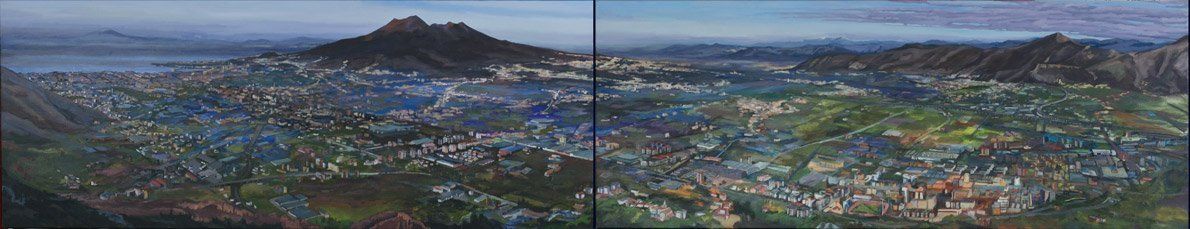 Panoramisch uitzicht op de dichtbebouwde Vesuvius tussen bergketens, onder een bewolkte hemel.