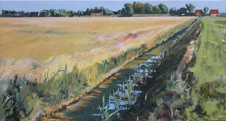 Een schilderij van een goudkleurig tarweveld naast een smalle afwateringssloot, met in de verte een groepje huizen en bomen.