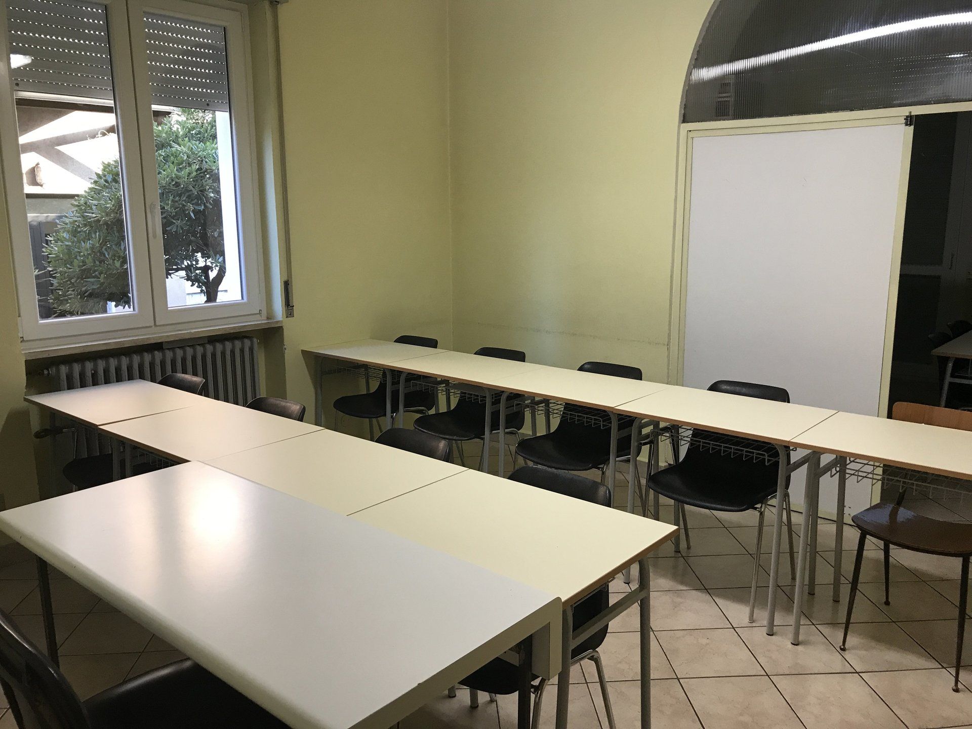 Banchi in un'aula della scuola