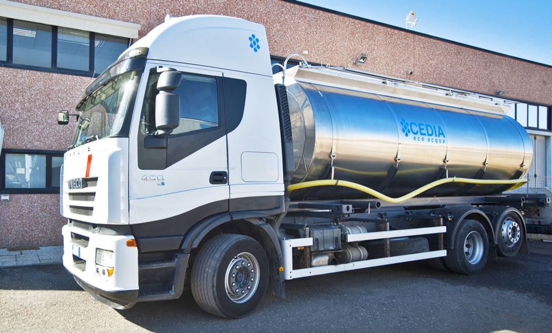 Camion con cisterna per l'acqua