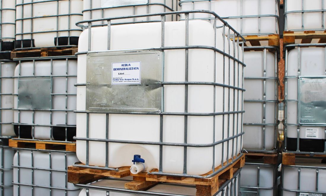 Contenitore di acqua demineralizzata