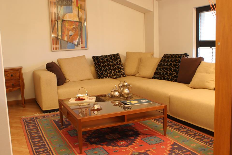 salotto con divano beige angolare