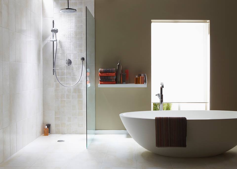 bagno con vasca e doccia