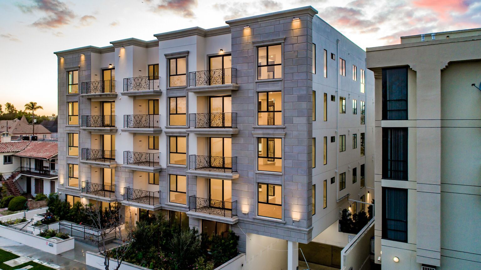 Image of exterior 909 Le Doux