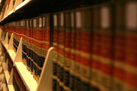 einige Bücher in einem Regal