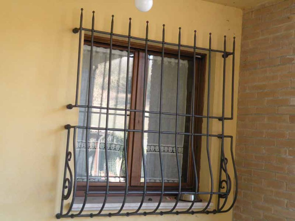 finestra con grate di sicurezza