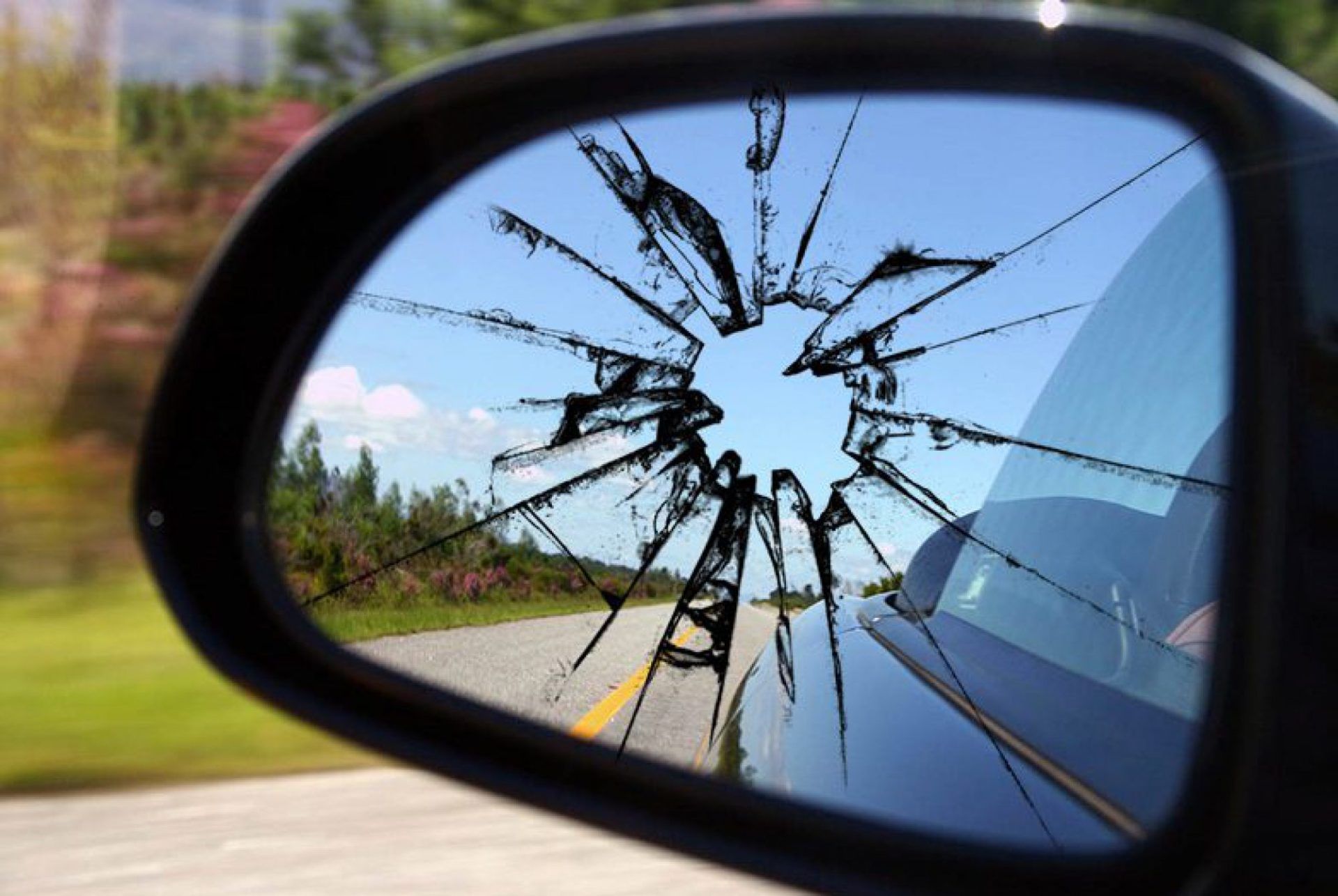 Broken glass on side mirror in need of side mirror replacement services