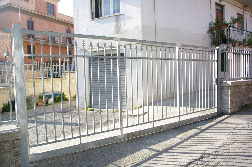 Recinzione metallo chiaro